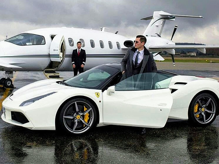  Homem com uma Ferrari e um avião particula