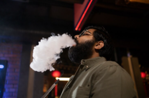 Homem-fumando-vape-em-uma-festa