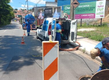 empresa realizando desentupimento