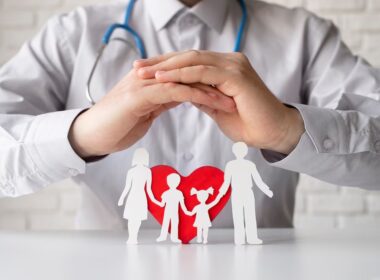 feche-o-medico-com-o-estetoscopio_23-2149191355