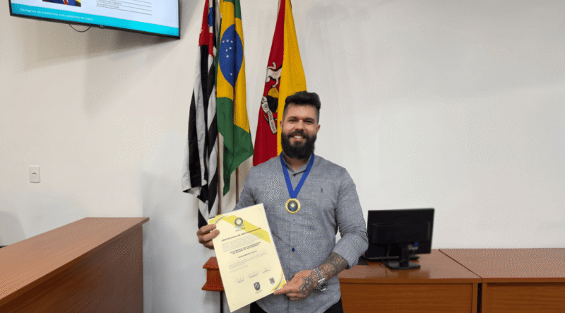 Barbeiro recebe reconhecimento da CNPB por trabalho com atendimento humanizado e inclusão infantil