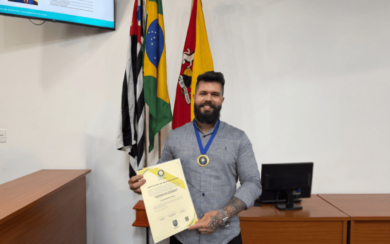 Barbeiro recebe reconhecimento da CNPB por trabalho com atendimento humanizado e inclusão infantil